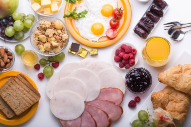 Sunny Side ile ev yapımı kahvaltı kızarmış yumurtalı kruvasan tostu kahve, sebze ve portakal suyu fotokopi alanı ile birlikte. Arka plan için nefis ev yapımı Amerikan kahvaltı konsepti