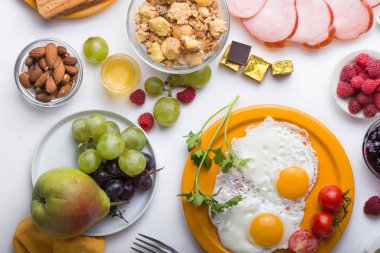 Sunny Side ile ev yapımı kahvaltı kızarmış yumurtalı kruvasan tostu kahve, sebze ve portakal suyu fotokopi alanı ile birlikte. Arka plan için nefis ev yapımı Amerikan kahvaltı konsepti