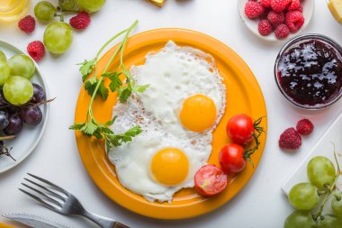 Sunny Side ile ev yapımı kahvaltı kızarmış yumurtalı kruvasan tostu kahve, sebze ve portakal suyu fotokopi alanı ile birlikte. Arka plan için nefis ev yapımı Amerikan kahvaltı konsepti