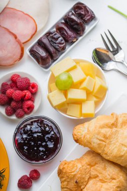 Sunny Side ile ev yapımı kahvaltı kızarmış yumurtalı kruvasan tostu kahve, sebze ve portakal suyu fotokopi alanı ile birlikte. Arka plan için nefis ev yapımı Amerikan kahvaltı konsepti