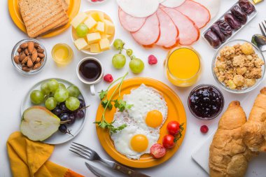 Sunny Side ile ev yapımı kahvaltı kızarmış yumurtalı kruvasan tostu kahve, sebze ve portakal suyu fotokopi alanı ile birlikte. Arka plan için nefis ev yapımı Amerikan kahvaltı konsepti