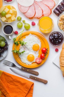 Sunny Side ile ev yapımı kahvaltı kızarmış yumurtalı kruvasan tostu kahve, sebze ve portakal suyu fotokopi alanı ile birlikte. Arka plan için nefis ev yapımı Amerikan kahvaltı konsepti