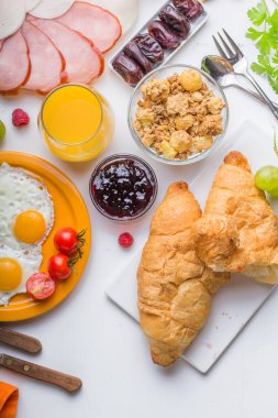 Sunny Side ile ev yapımı kahvaltı kızarmış yumurtalı kruvasan tostu kahve, sebze ve portakal suyu fotokopi alanı ile birlikte. Arka plan için nefis ev yapımı Amerikan kahvaltı konsepti