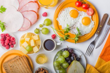 Sunny Side ile ev yapımı kahvaltı kızarmış yumurtalı kruvasan tostu kahve, sebze ve portakal suyu fotokopi alanı ile birlikte. Arka plan için nefis ev yapımı Amerikan kahvaltı konsepti