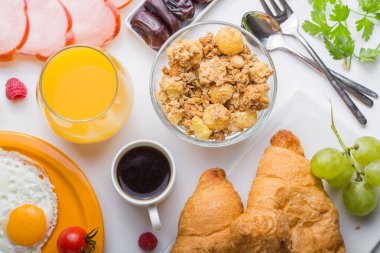 Sunny Side ile ev yapımı kahvaltı kızarmış yumurtalı kruvasan tostu kahve, sebze ve portakal suyu fotokopi alanı ile birlikte. Arka plan için nefis ev yapımı Amerikan kahvaltı konsepti