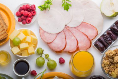 Sunny Side ile ev yapımı kahvaltı kızarmış yumurtalı kruvasan tostu kahve, sebze ve portakal suyu fotokopi alanı ile birlikte. Arka plan için nefis ev yapımı Amerikan kahvaltı konsepti