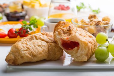 Sunny Side ile ev yapımı kahvaltı kızarmış yumurtalı kruvasan tostu kahve, sebze ve portakal suyu fotokopi alanı ile birlikte. Arka plan için nefis ev yapımı Amerikan kahvaltı konsepti