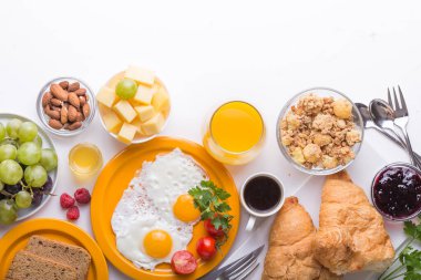 Sunny Side ile ev yapımı kahvaltı kızarmış yumurtalı kruvasan tostu kahve, sebze ve portakal suyu fotokopi alanı ile birlikte. Arka plan için nefis ev yapımı Amerikan kahvaltı konsepti