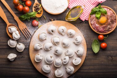 Kesme tahtasındaki çiğ Rus köftesi..