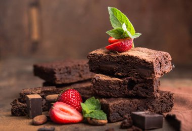 Ev yapımı çikolatalı browni kesme yolları.