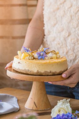Ricotta ve armut peynirli kek gri taş beton masada..