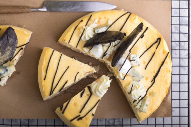 Ricotta ve armut peynirli kek gri taş beton masada..