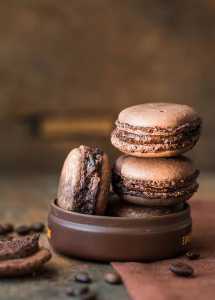 Kahve çekirdekli kurabiyeler ahşap masaya yakın..