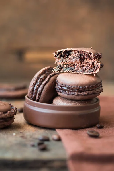 Kahve çekirdekli kurabiyeler ahşap masaya yakın..