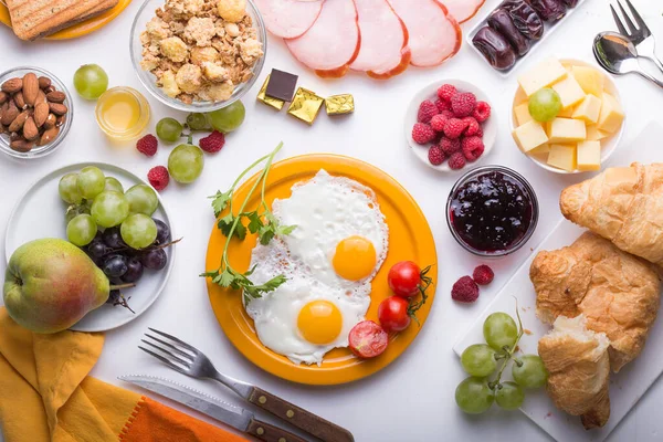 Sunny Side ile ev yapımı kahvaltı kızarmış yumurtalı kruvasan tostu kahve, sebze ve portakal suyu fotokopi alanı ile birlikte. Arka plan için nefis ev yapımı Amerikan kahvaltı konsepti