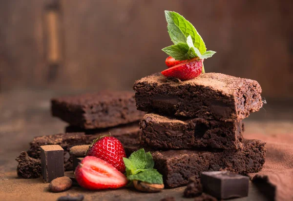 Ev yapımı çikolatalı browni kesme yolları.