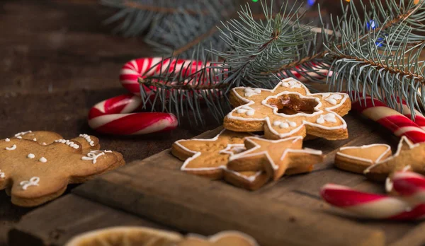 Tahta masa üzerinde karizma süsleri olan zencefilli kurabiye.