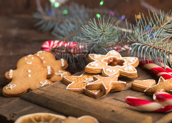 Tahta masa üzerinde karizma süsleri olan zencefilli kurabiye.