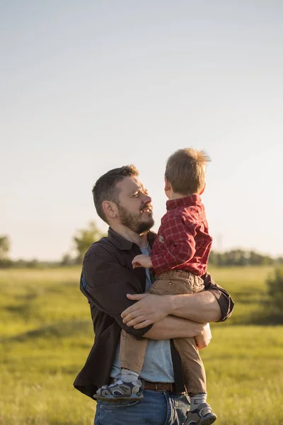 Gelukkig Jonge Vader Met Zijn Zoontje Hebben Plezier Buiten Geluk — Stockfoto