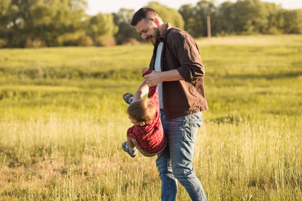 Gelukkig Jonge Vader Met Zijn Zoontje Hebben Plezier Buiten Geluk — Stockfoto