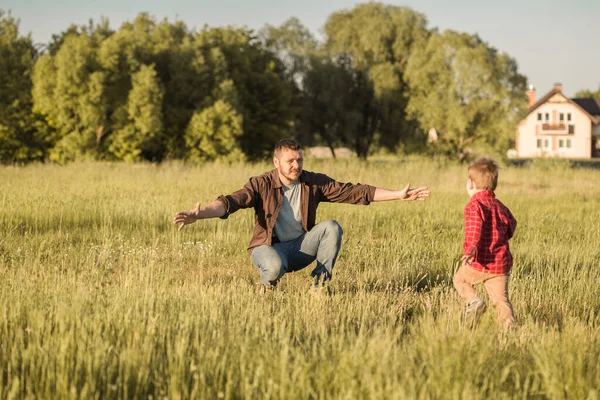 Feliz Padre Joven Con Pequeño Hijo Divirtiéndose Aire Libre Felicidad —  Fotos de Stock