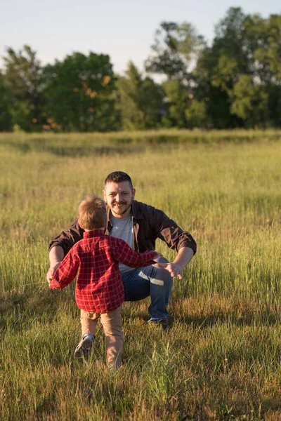 Gelukkig Jonge Vader Met Zijn Zoontje Hebben Plezier Buiten Geluk — Stockfoto