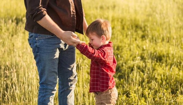 Vader Zoon Wandelen Het Veld — Stockfoto