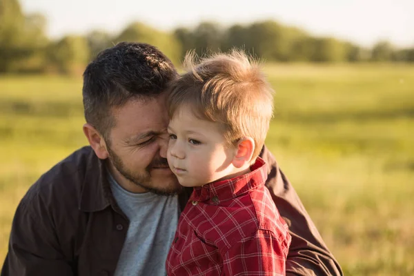 Feliz Jovem Pai Com Seu Filho Divertindo Livre Felicidade Harmonia — Fotografia de Stock