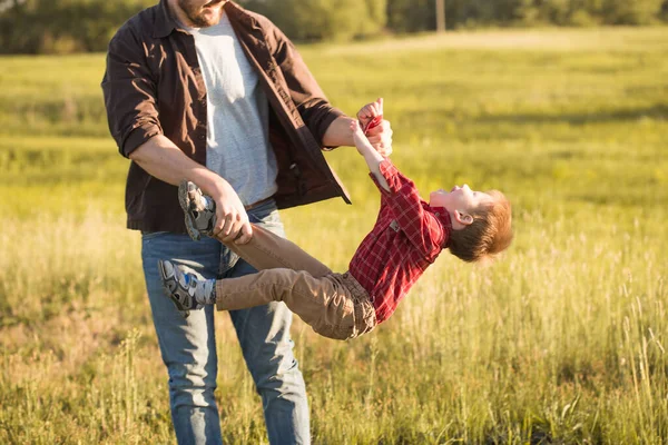Счастливый Молодой Отец Маленький Сын Веселятся Открытом Воздухе Счастье Гармония — стоковое фото