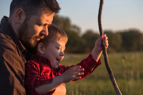 Gelukkig Jonge Vader Met Zijn Zoontje Hebben Plezier Buiten Geluk — Stockfoto