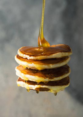 Beyaz tabakta ev yapımı krep ya da sıcak kek.