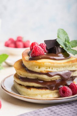 Ev yapımı krep ya da beyaz tabakta istiflenmiş sıcak kek. Taze meyveli krep.