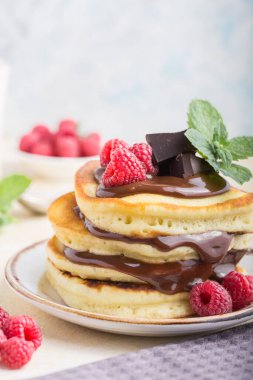 Ev yapımı krep ya da beyaz tabakta istiflenmiş sıcak kek. Taze meyveli krep.