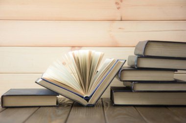 Bir sürü renkli kitap yığını. Eğitim geçmişi. Okula geri dön..