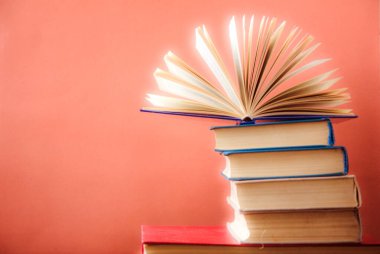 Bir sürü renkli kitap yığını. Eğitim geçmişi. Okula geri dön..