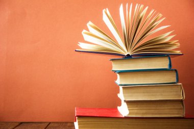 Bir sürü renkli kitap yığını. Eğitim geçmişi. Okula geri dön..