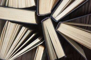 Bir sürü renkli kitap yığını. Eğitim geçmişi. Okula geri dön..