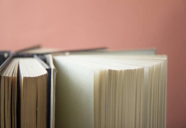 Bir sürü renkli kitap yığını. Eğitim geçmişi. Okula geri dön..