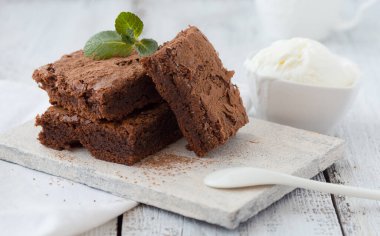 Ev yapımı çikolatalı browni kesme yolları.