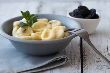 Ekşi kremalı ve kuru erikli pierogi köftesi. Ve bir bardak süt. İtalyan gnocchi