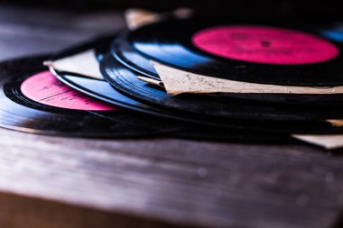 Tahta masada eski vinil plak, seçici odak ve tonlu görüntü