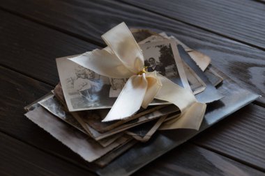 Fotokopi alanı olan turkuaz ahşap arka planda aile fotoğrafı kartı. Ahşap zemin üzerine eski kitap ve kitap yığını