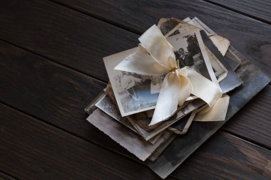 Fotokopi alanı olan turkuaz ahşap arka planda aile fotoğrafı kartı. Ahşap zemin üzerine eski kitap ve kitap yığını