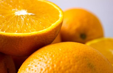 Sulu portakal dilimlerinden parlak turuncu arkaplan 