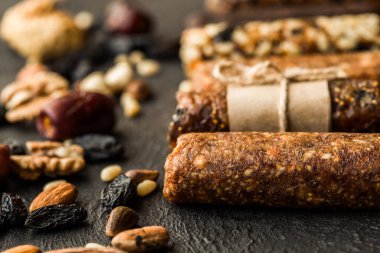 Fıstıklı, susamlı ve ayçiçeği tohumlu karamel fıstıklı. Tohumlar, fındıklar ve susam tohumları ile ahşap bir arka planda bal. Şekerli fındık.