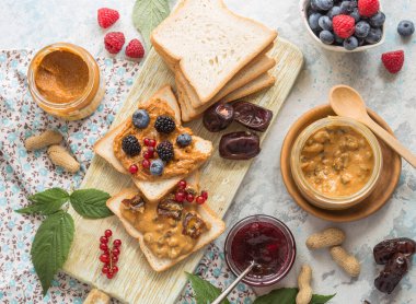 Reçelli tost ve tahta masada taze böğürtlen.