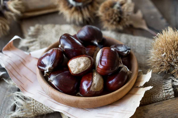 Castagne Tostate Fresche Padella Ghisa Tavola Legno Rustico — Foto Stock