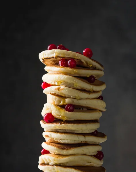 Pancake Buatan Sendiri Atau Kue Panas Ditumpuk Piring Putih Pancake — Stok Foto