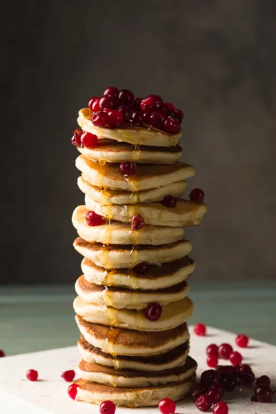케잌이나 핫케이크를 접시에 놓습니다 과일을 곁들인 팬케이크 — 스톡 사진