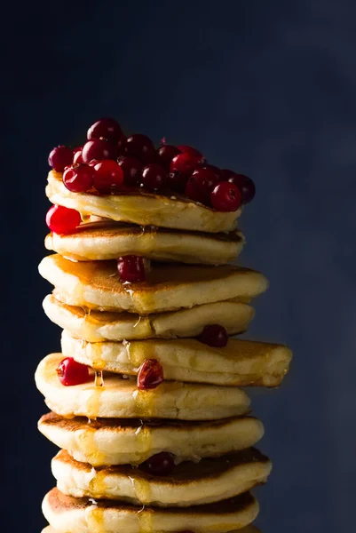 Pancake Buatan Sendiri Atau Kue Panas Ditumpuk Piring Putih Pancake — Stok Foto